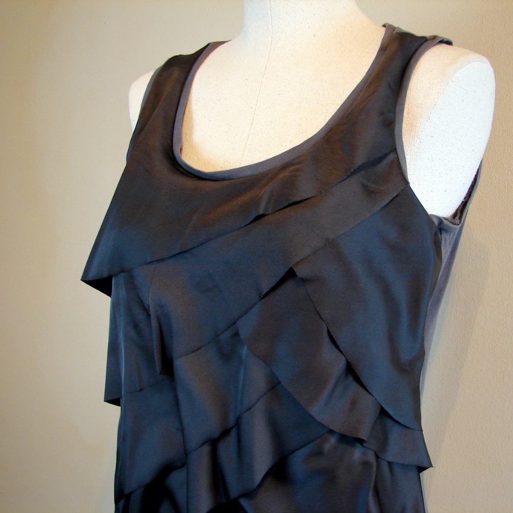 🎶Ann Taylor scalloped sleeveless gray blouse - Picture 3 of 5